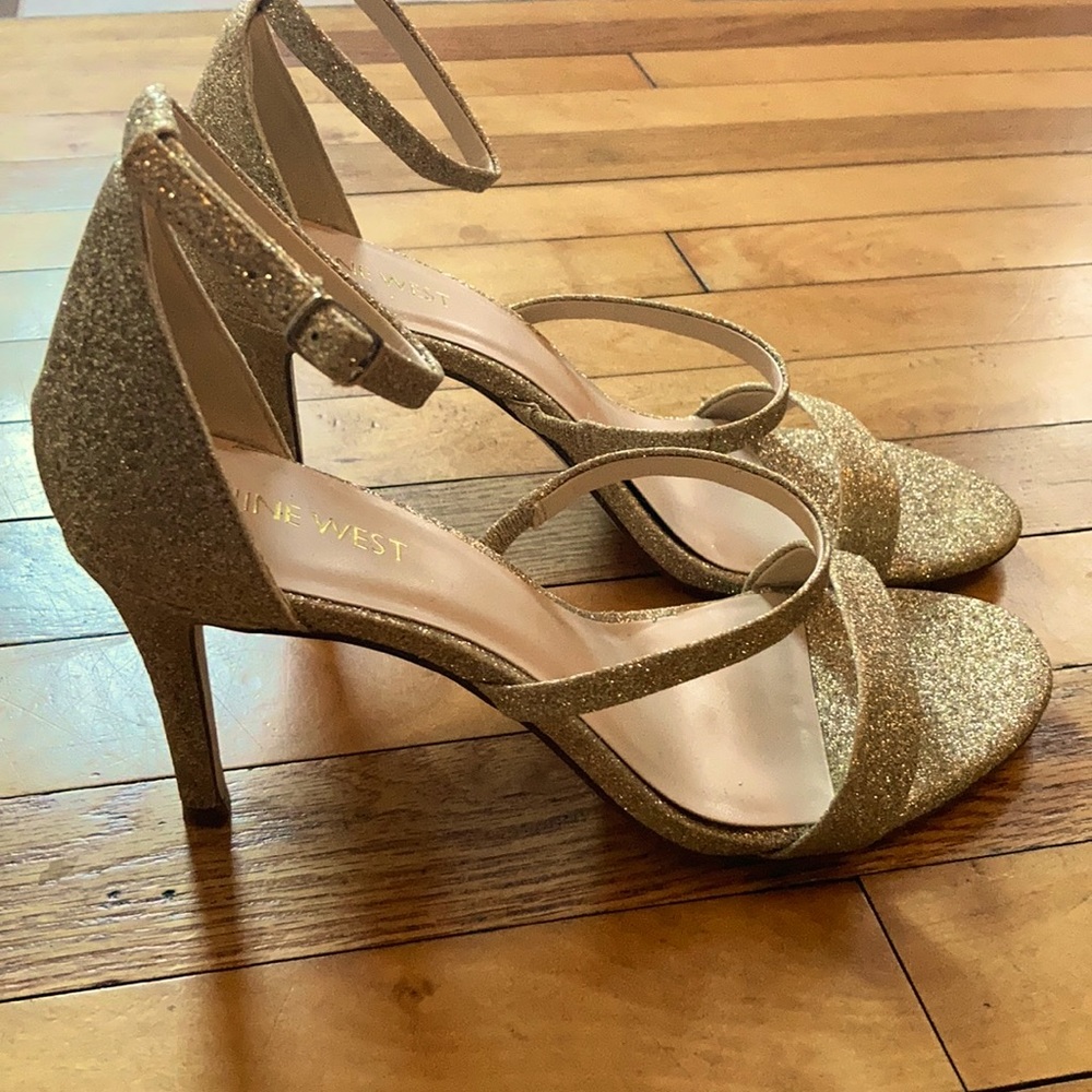 Women’s Nine West Size 8 Gold Strappy sandals.